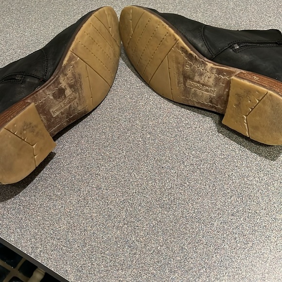 Josef Seibel black matte boots w side zipper - Picture 5 of 5